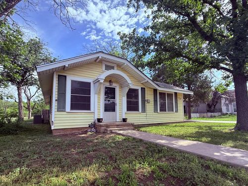 714 Duke St, Eden, TX, 76837-1097 | Card Image