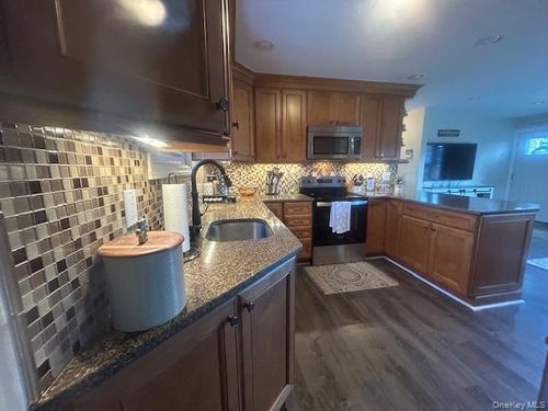 4 White Oak St, Middle Island, NY, 11953-1434 | Card Image