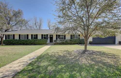 1902 E 18th St, Georgetown, TX, 78626-7324 | Card Image