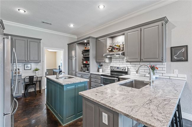 Kitchen with two sinks | Image 8