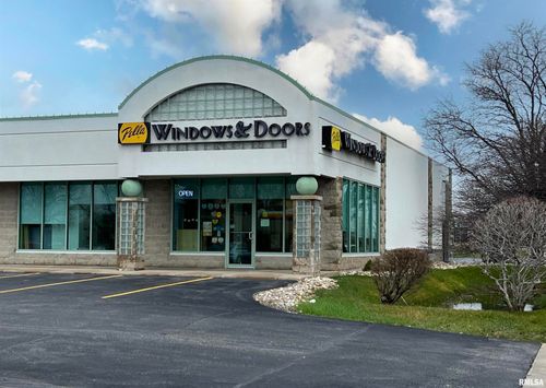 2830 E 53rd St, Davenport, IA, 52807-3009 | Card Image