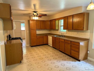 Spacious kitchen with | Image 3