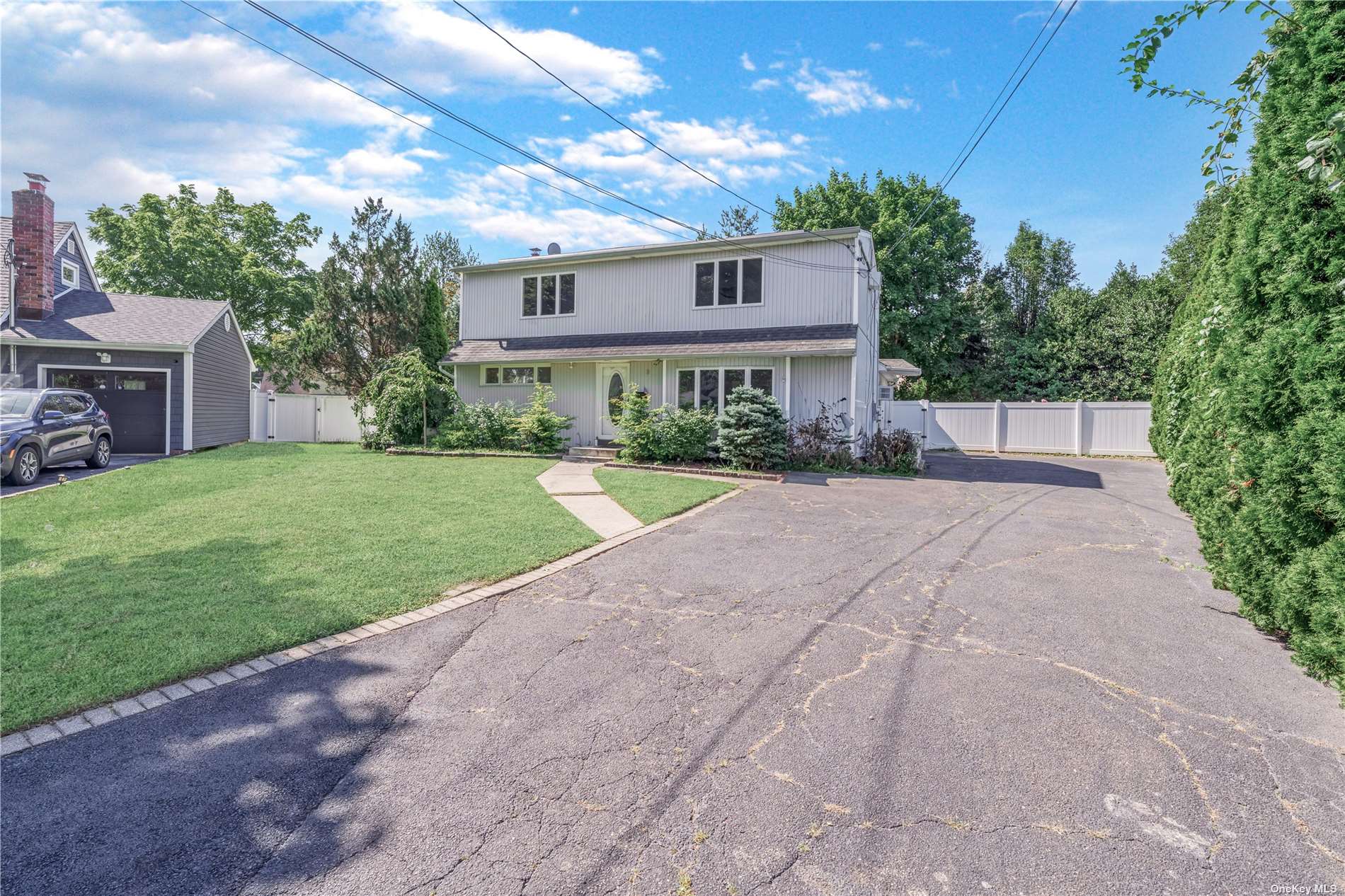 Janice Ct, Commack, NY 11725