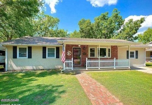 712 Wilson St, Webb City, MO, 64870-1050 | Card Image