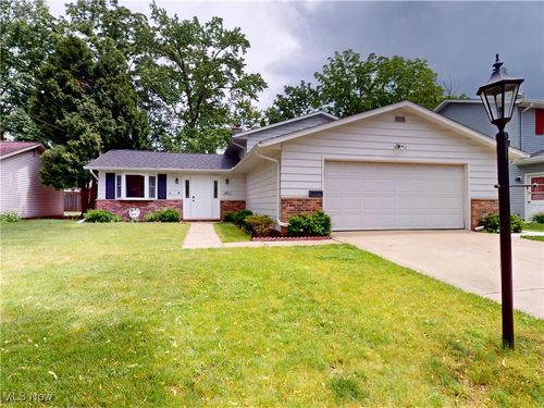 451 Edgewood Cir, Berea, OH, 44017-2428 | Card Image