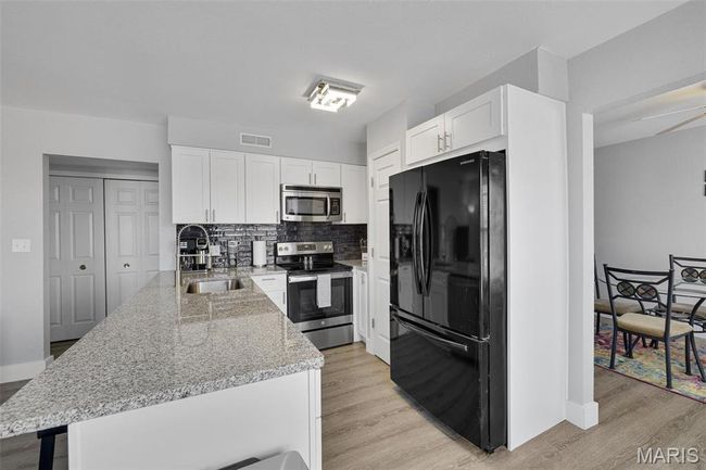 Eat-in Kitchen | Image 9