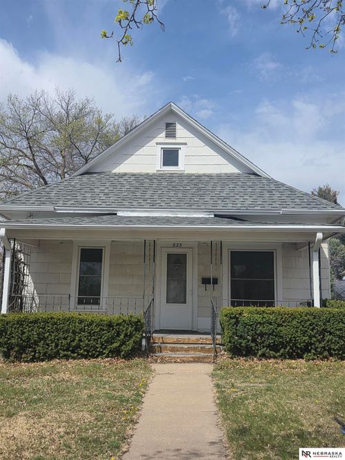 823 8th St, Fairbury, NE, 68352-2427 | Card Image