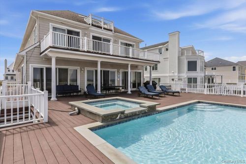 672 Dune Rd, Southampton, NY, 11968-4718 | Card Image