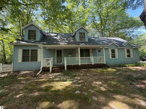 9463 Cunningham Ln, Traverse City, MI, 49685-9083 | Card Image