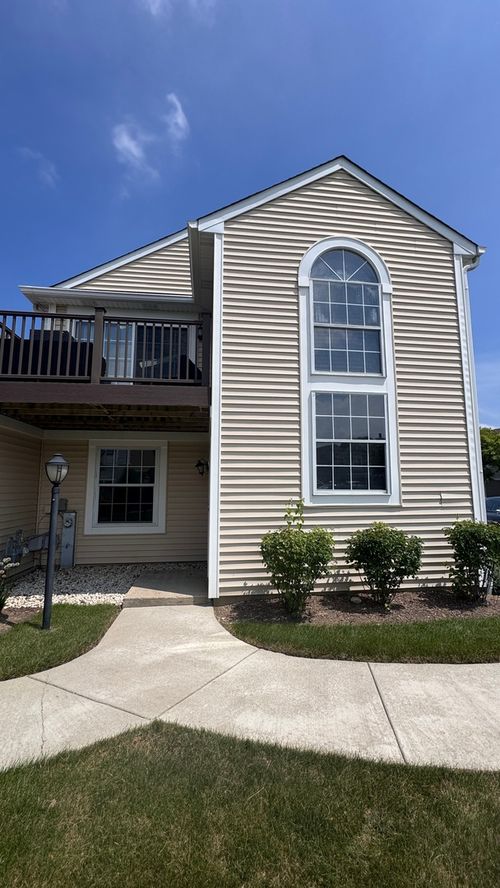 640 Le Parc Cir, Buffalo Grove, IL, 60089-6914 | Card Image