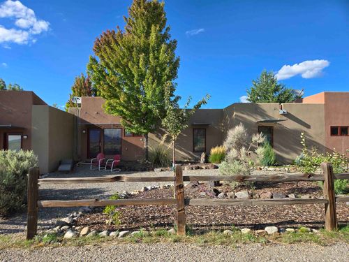 30-18 Comanche St, Taos, NM, 87571-7175 | Card Image