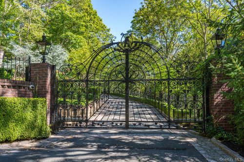 18 Gwynne Rd, Melville, NY, 11747-1414 | Card Image