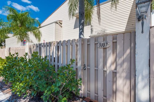 apt-107-612 Executive Center Dr, West Palm Beach, FL, 33401-4942 | Card Image