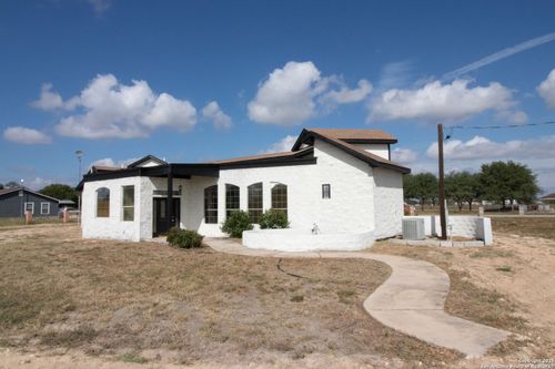 272 County Road 341, La Vernia, TX, 78121-4921 | Card Image