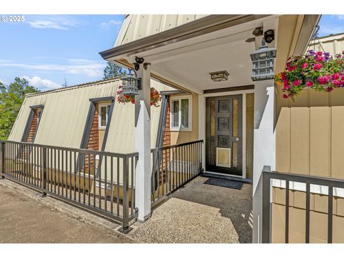 331 Hemlock Ln, Roseburg, OR, 97471-9226 | Card Image