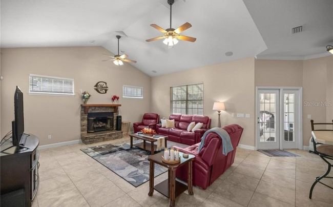 LARGE OPEN FAMILY ROOM | Image 5