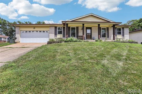 10 W Meadow Dr, Saint Peters, MO, 63376-2133 | Card Image