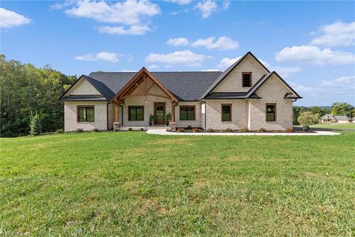 113 Stonecroft Rd, Mount Airy, NC, 27030-8206 | Card Image