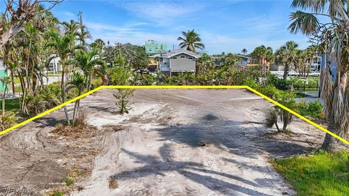 121 Gulf Island Dr, FORT MYERS BEACH, FL, 33931-3827 | Card Image