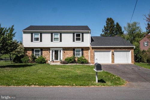 901 Hillcrest Dr, MARTINSBURG, WV, 25401-9221 | Card Image
