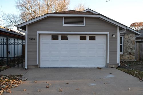 5909 Jacob Gln, Austin, TX, 78727-7024 | Card Image