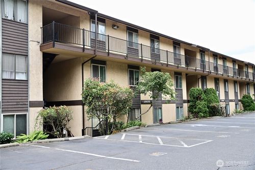 h90-12611 Ne 145th Pl, Kirkland, WA, 98034-1251 | Card Image