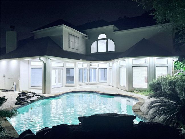 Nighttime rear view | Image 44