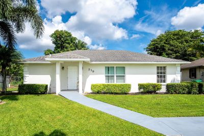 319 Amaryllis Court, House other with 3 bedrooms, 2 bathrooms and null parking in Pahokee FL | Image 1