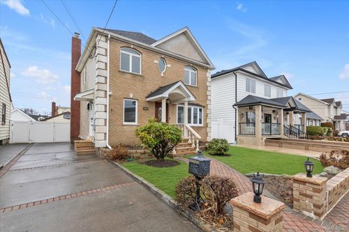 203 Pershing Pkwy, Mineola, NY, 11501-3113 | Card Image