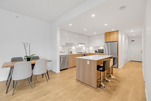 303-715 W 15th St, North Vancouver, BC, V7M1T2 | Card Image