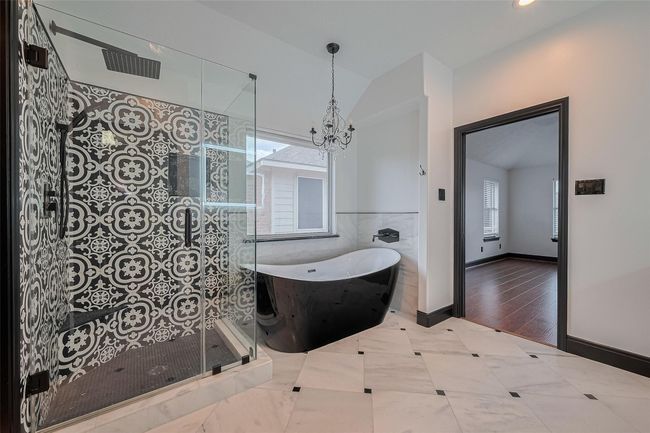 Primary in suite | Image 19