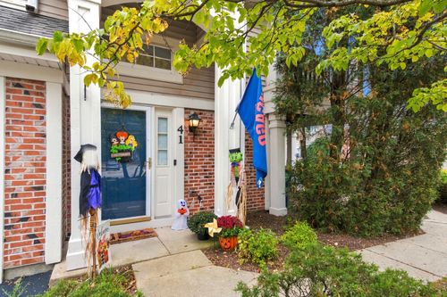 41-41 W Briarwood Drive, Streamwood, IL, 60107 | Card Image