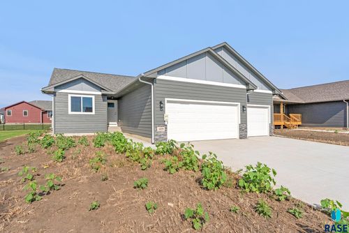 809 N Main St Street, Lennox, SD, 57039 | Card Image