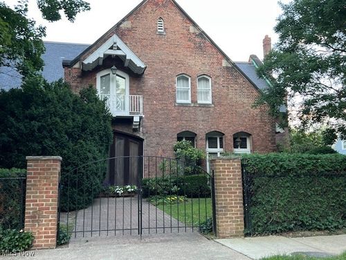 27 Garfield Ln, Bratenahl, OH, 44108-1038 | Card Image