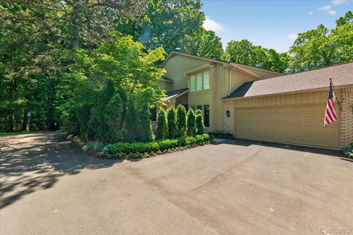 1262 Woodcrest Cir, Bloomfield Hills, MI, 48304-1573 | Card Image