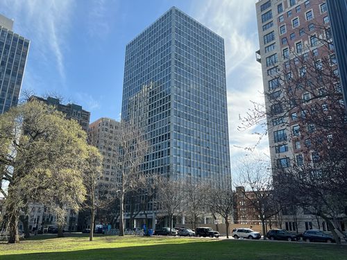 402-2400 N Lakeview Ave, Chicago, IL, 60614-2732 | Card Image