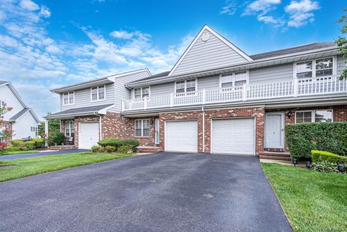 11 Broadlawn Dr, Central Islip, NY, 11722-4614 | Card Image