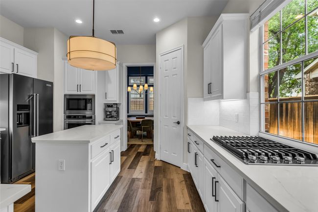 Gas Cooktop & Quartz Countertops! | Image 9
