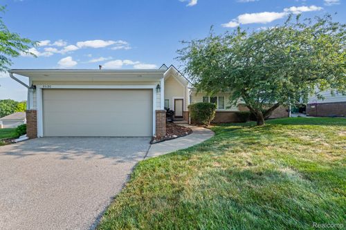 35190 Hillside Dr, Farmington Hills, MI, 48335-2516 | Card Image