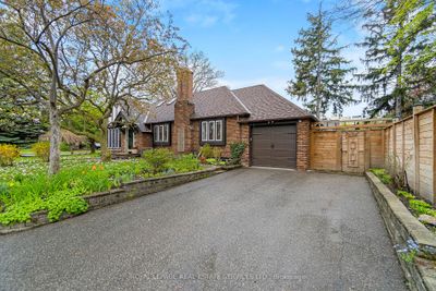 909 Royal York Rd, House other with 3 bedrooms, 3 bathrooms and 5 parking in Etobicoke ON | Image 2