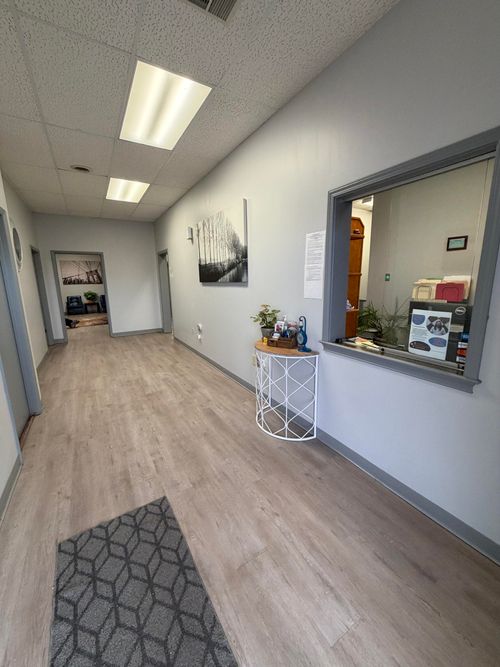 abc-1901 E Bennett St, Springfield, MO, 65804-1427 | Card Image