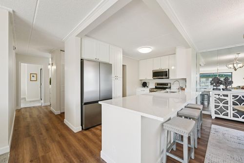 apt-520-10511 Cedar Lake Rd, Minnetonka, MN, 55305-3343 | Card Image