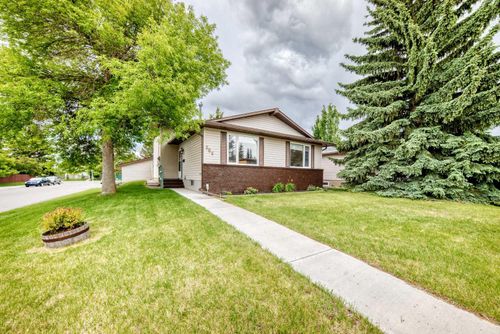 584 Woodhill Pl Sw, Calgary, AB, T2W3L5 | Card Image