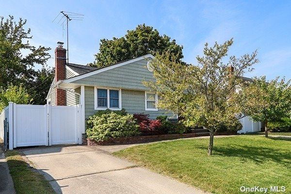 Maywood Dr, Seaford, NY 11783