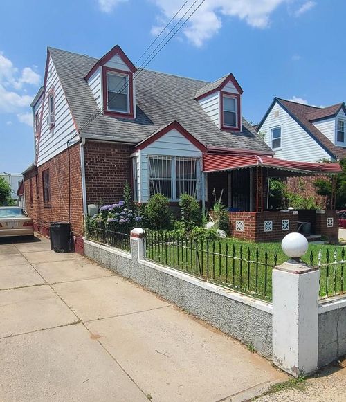 114 204th St, Saint Albans, NY, 11412-2817 | Card Image