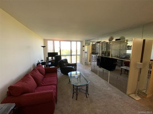 apt-9r-26910 Grand Central Pkwy, Floral Park, NY, 11005-1009 | Card Image