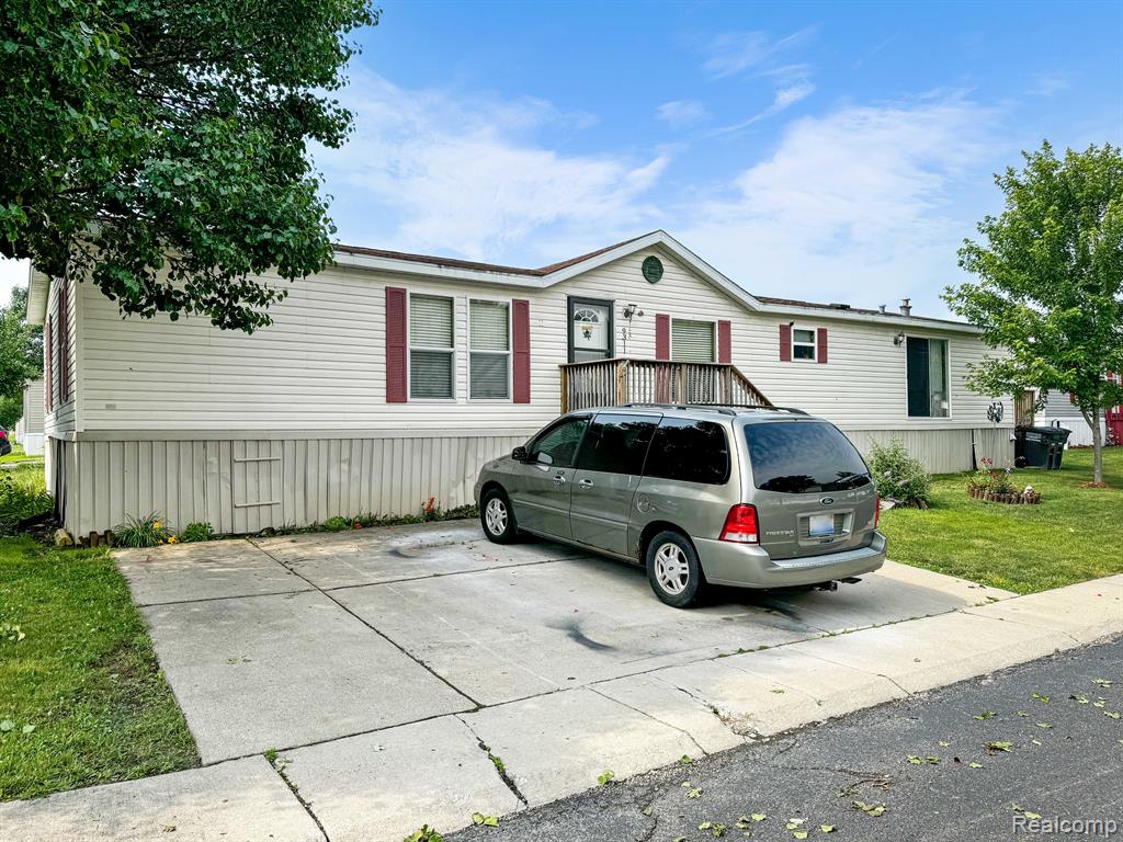 Feather Hollow Dr, Newport, MI 48166