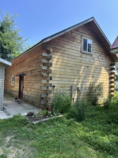 911 Mississippi Ln, Brownsville, MN, 55919-8807 | Card Image