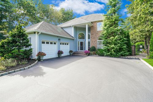 40 Independence Way, Miller Place, NY, 11764-2338 | Card Image