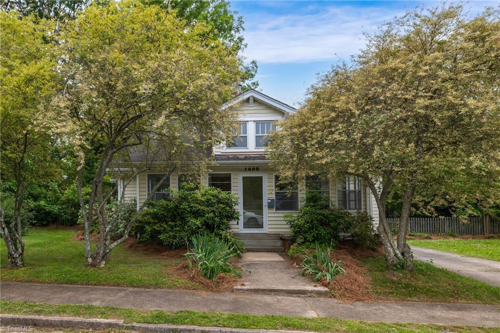 Grove St, Greensboro, NC 27403